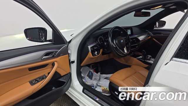 BMW 5-Series 2018 — photo 10