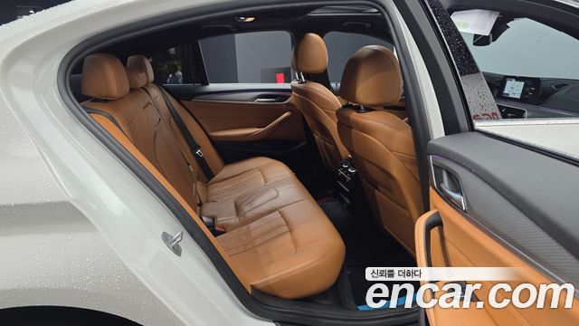 BMW 5-Series 2018 — photo 11