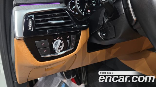 BMW 5-Series 2018 — photo 13