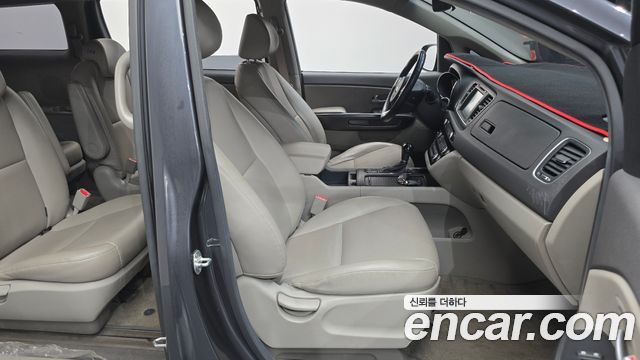 Kia Canival 2016 — photo 11
