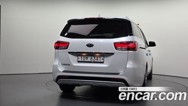 Kia Canival 2017 — photo 4