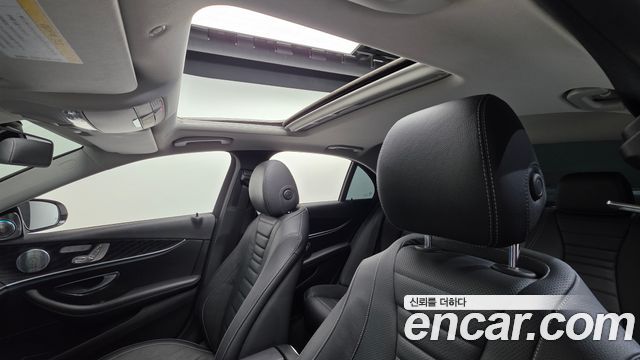 Mercedes-Benz E-Class 2018 — photo 16