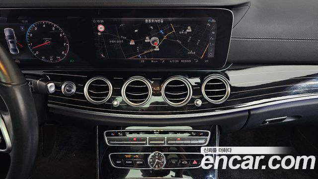 Mercedes-Benz E-Class 2020 — photo 18