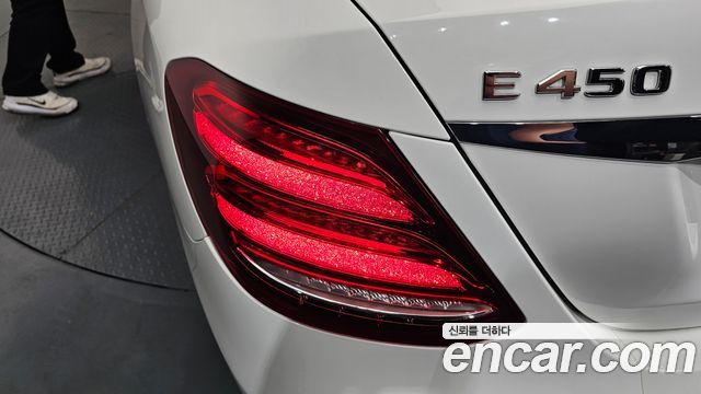 Mercedes-Benz E-Class 2020 — photo 9