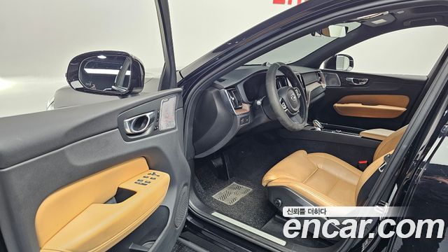 Volvo XC60 2022 — photo 13