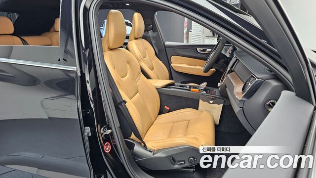 Volvo XC60 2022 — photo 16