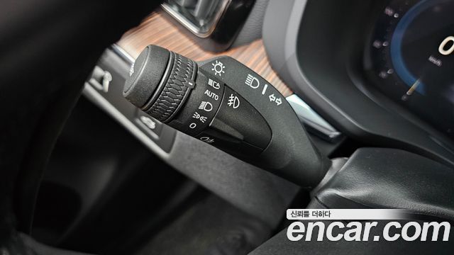 Volvo XC60 2022 — photo 28