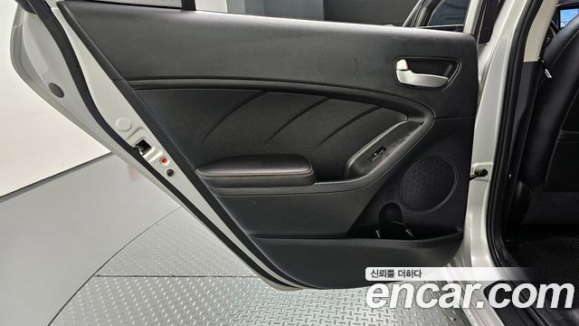 Kia K3 2015 — photo 15