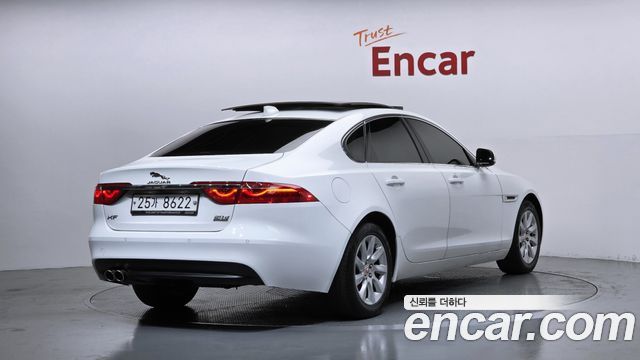 Jaguar XF 2017 — photo 2