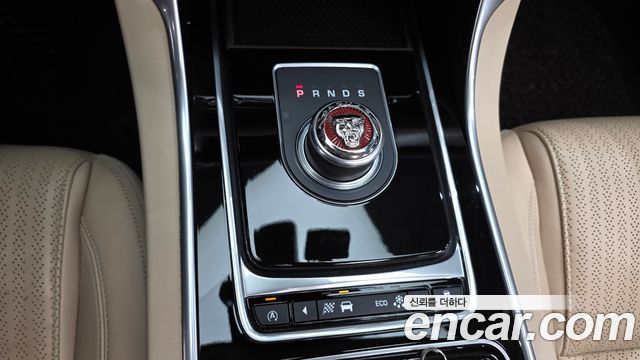 Jaguar XF 2017 — photo 9