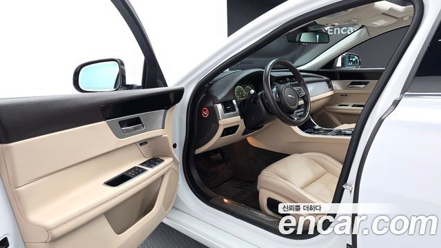 Jaguar XF 2017 — photo 10