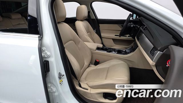 Jaguar XF 2017 — photo 11