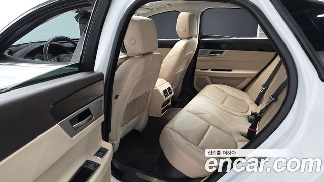 Jaguar XF 2017 — photo 12