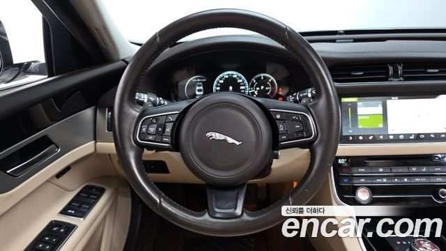 Jaguar XF 2017 — photo 13