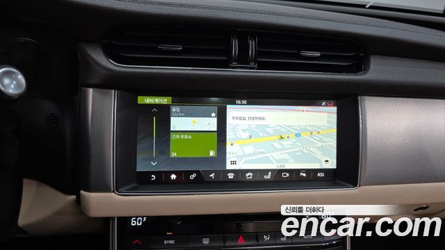 Jaguar XF 2017 — photo 14