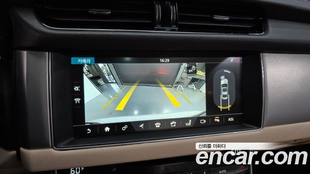 Jaguar XF 2017 — photo 15