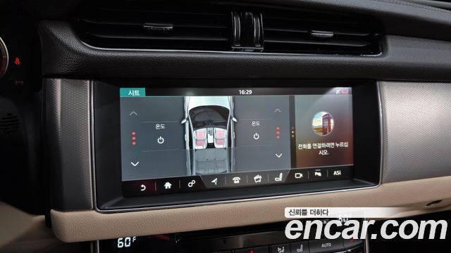 Jaguar XF 2017 — photo 16