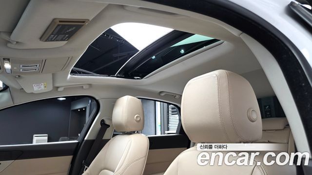 Jaguar XF 2017 — photo 18