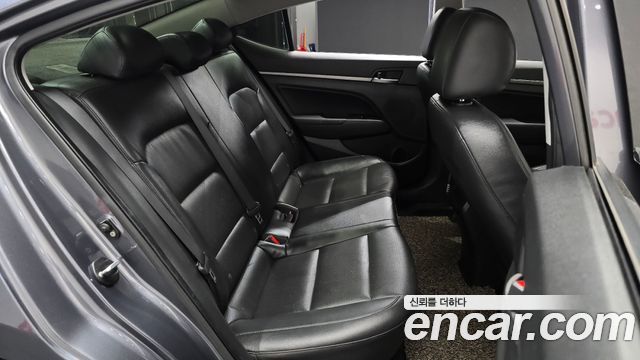 Hyundai AVANTE 2017 — photo 11