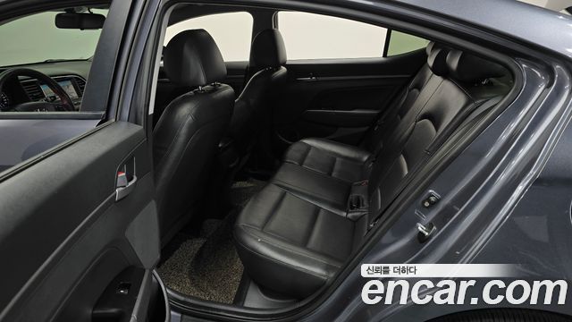 Hyundai AVANTE 2017 — photo 12