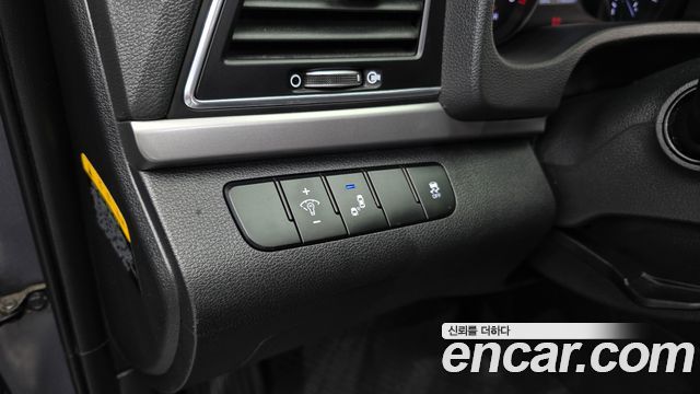 Hyundai AVANTE 2017 — photo 16