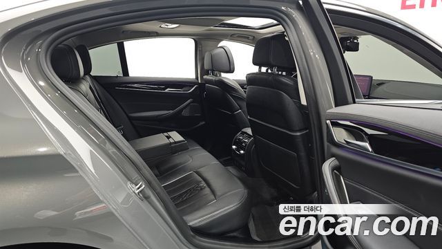 BMW 5-Series 2021 — photo 16