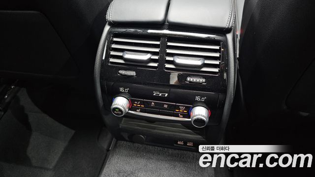 BMW 5-Series 2021 — photo 31