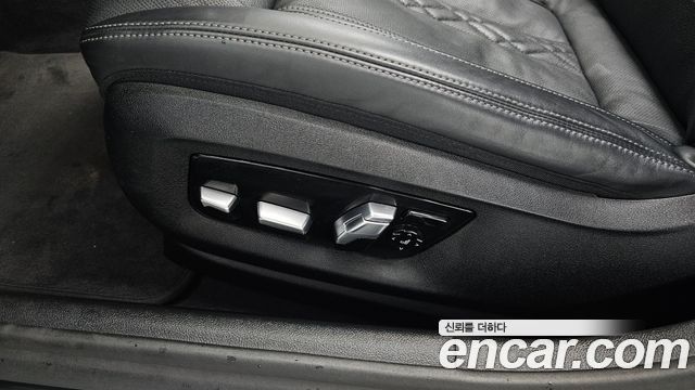BMW 5-Series 2021 — photo 32