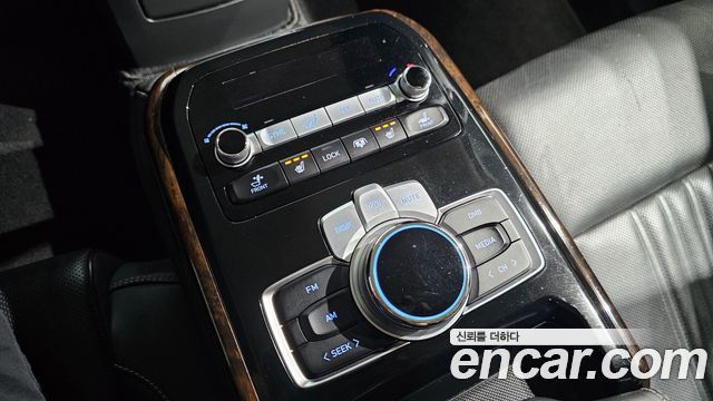 Genesis G90 2019 — photo 26