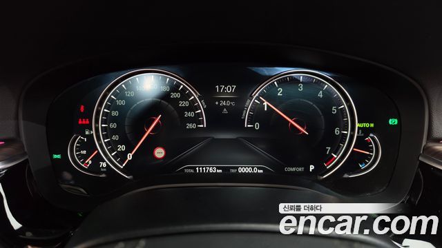 BMW 5-Series 2018 — photo 11
