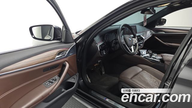 BMW 5-Series 2018 — photo 13