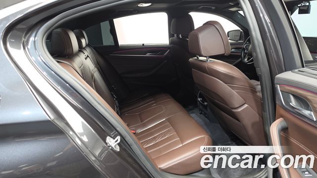 BMW 5-Series 2018 — photo 17