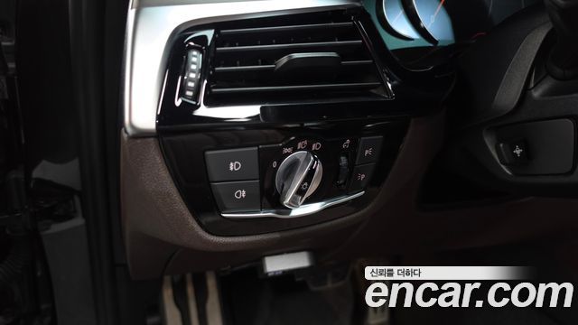 BMW 5-Series 2018 — photo 26