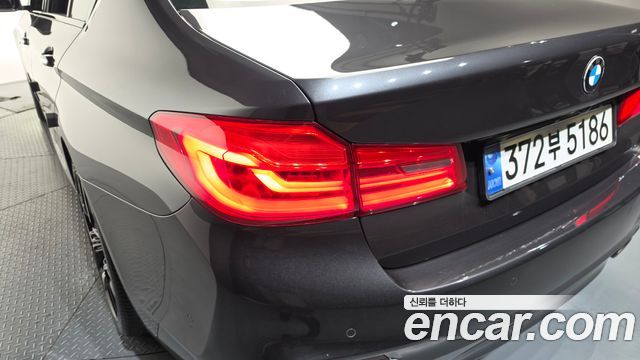 BMW 5-Series 2018 — photo 9