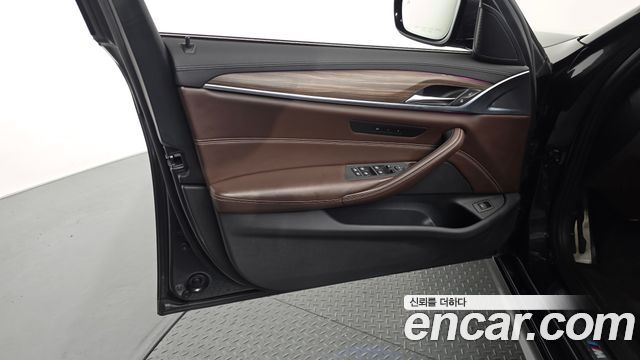 BMW 5-Series 2018 — photo 14