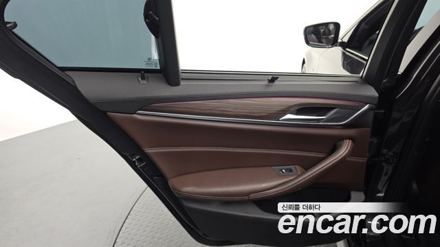 BMW 5-Series 2018 — photo 15
