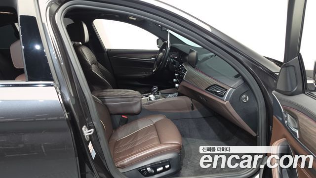 BMW 5-Series 2018 — photo 16