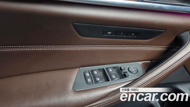 BMW 5-Series 2018 — photo 29