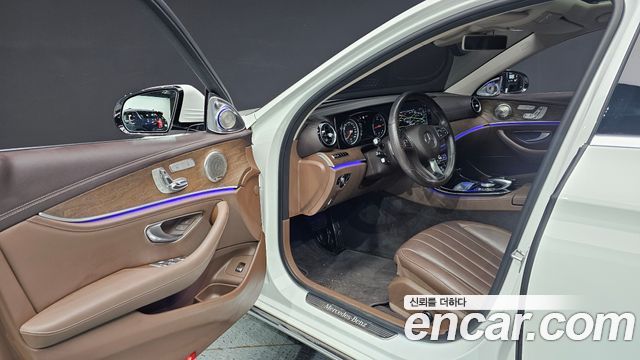 Mercedes-Benz E-Class 2018 — photo 13