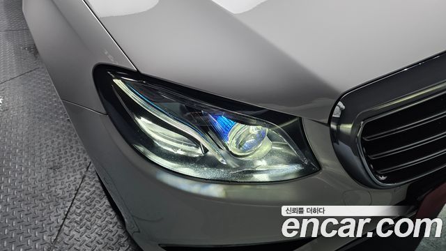 Mercedes-Benz E-Class 2018 — photo 8