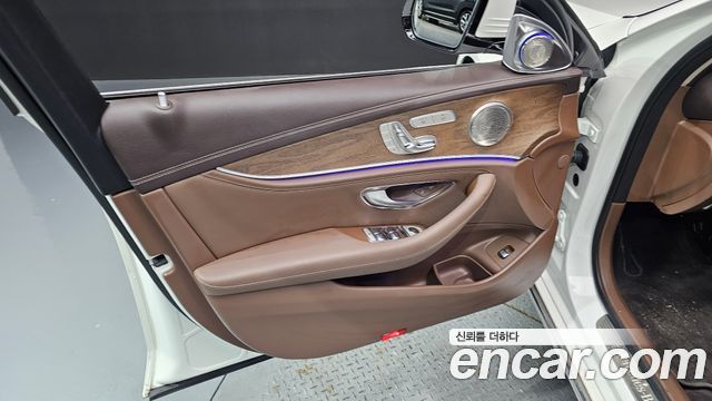Mercedes-Benz E-Class 2018 — photo 14