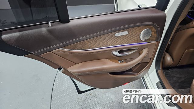 Mercedes-Benz E-Class 2018 — photo 15