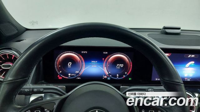 Mercedes-Benz GLB-Class 2021 — photo 8