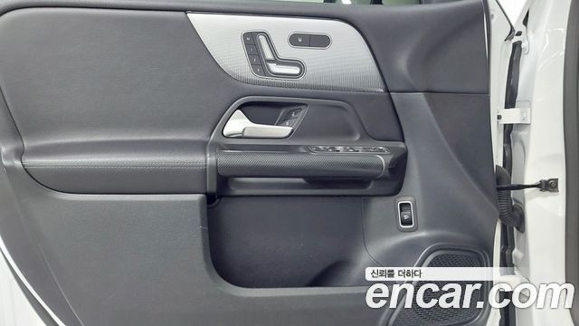 Mercedes-Benz GLB-Class 2021 — photo 15