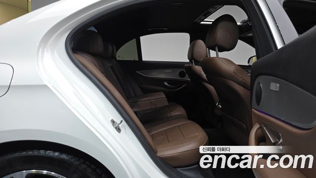 Mercedes-Benz E-Class 2019 — photo 18