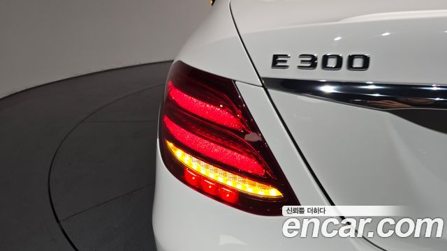 Mercedes-Benz E-Class 2019 — photo 9