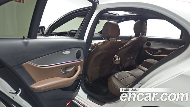 Mercedes-Benz E-Class 2019 — photo 16