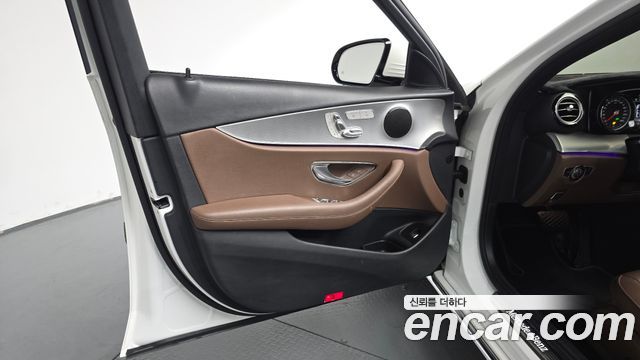 Mercedes-Benz E-Class 2019 — photo 28