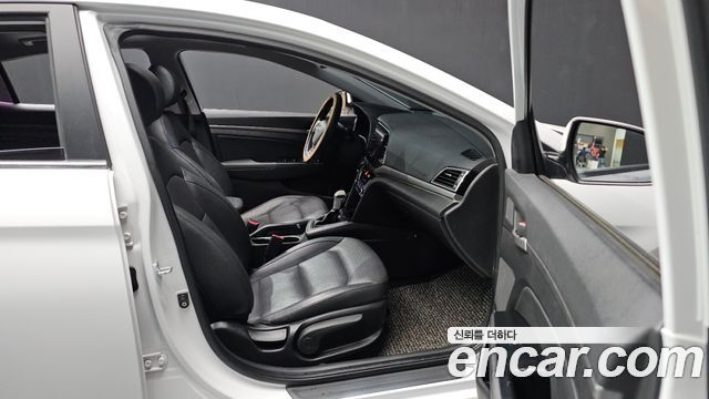 Hyundai AVANTE 2016 — photo 18