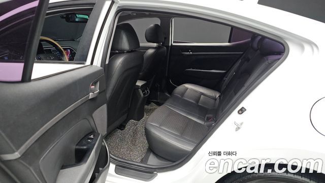 Hyundai AVANTE 2016 — photo 19